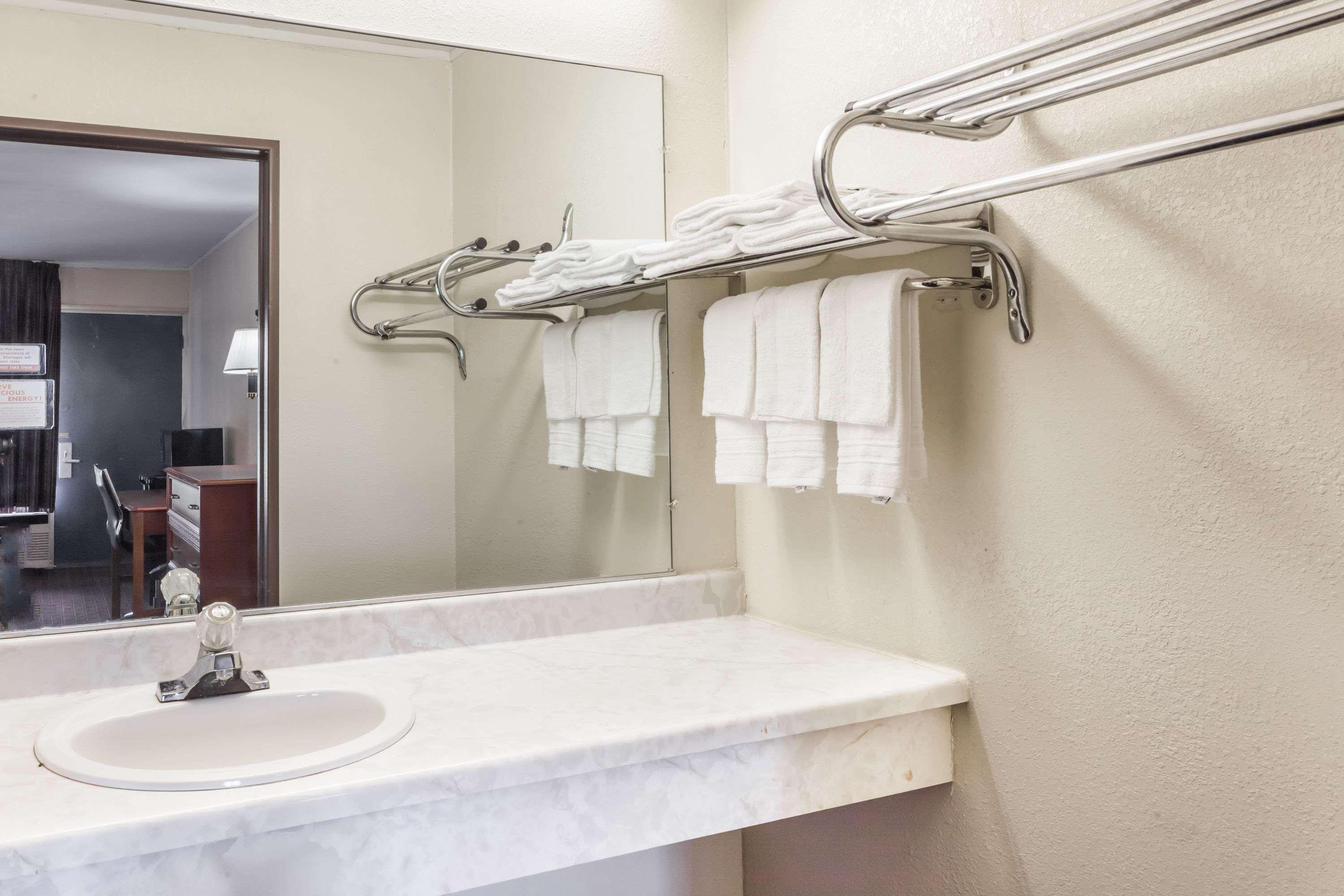 Days Inn Сеймор Екстер'єр фото
